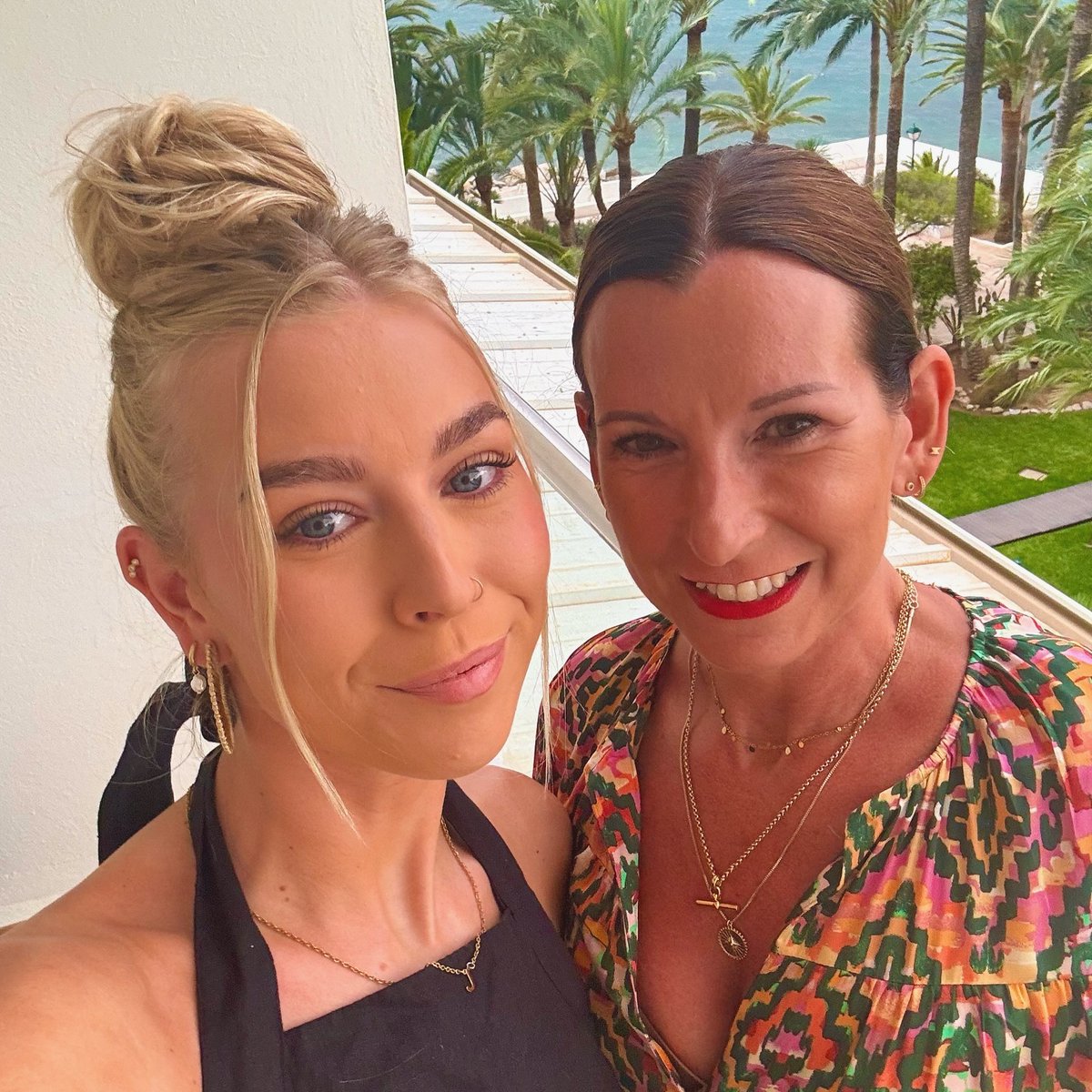 mother daughter tweet media