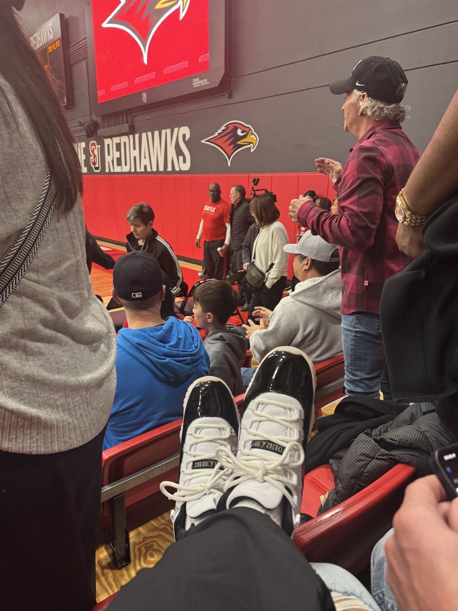 🏀 COURTSIDE &gt; POOLSIDE 🏊‍♂️
Seattle U vs Cal Poly
#RedHawksCenter