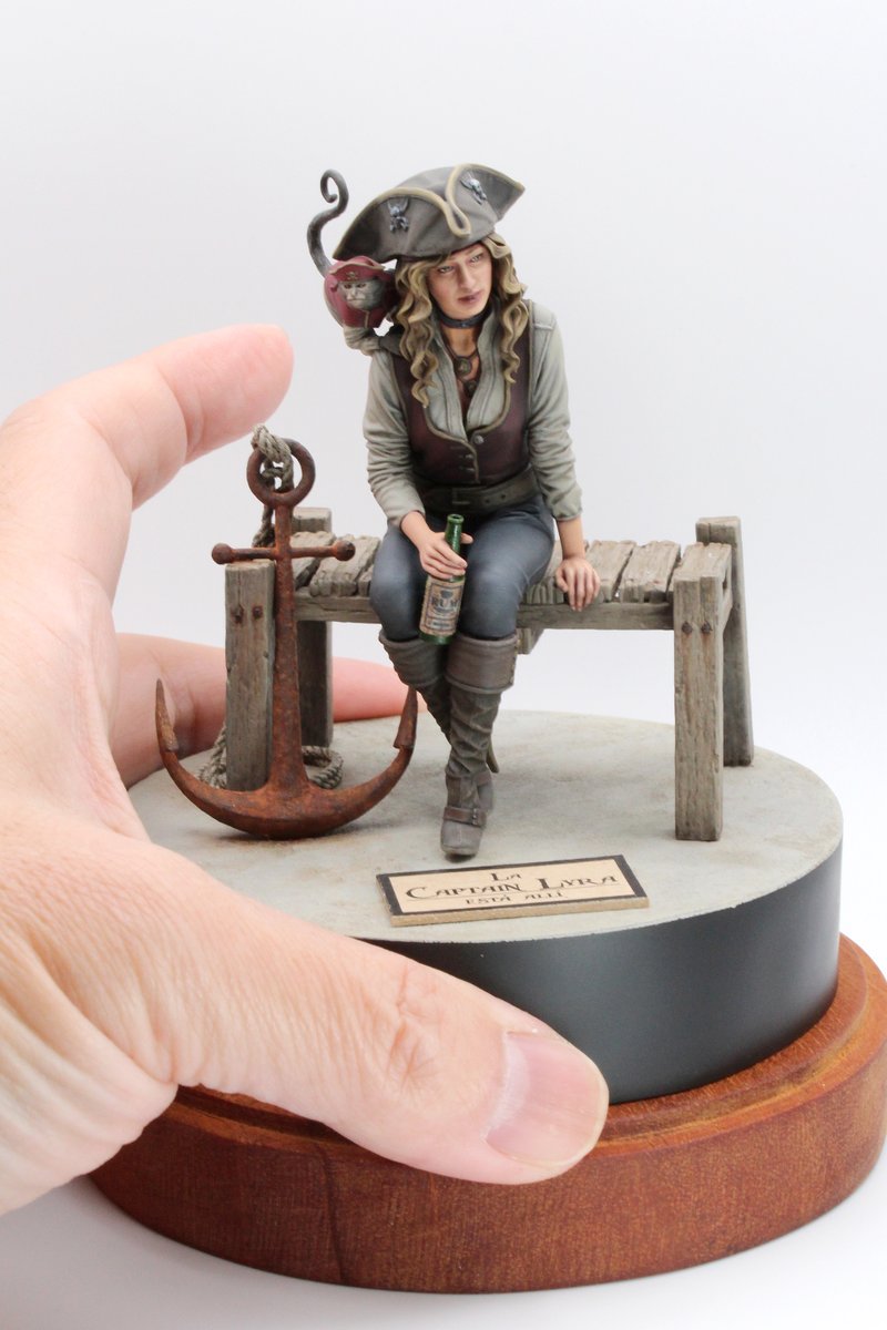 海賊姐さんを撮影しました。
Sculpt by KUTON FIGURINES <a href="/KutonFigurines/">KUTON FIGURINES</a>
Captain Lyra

台座のやっつけ感が酷いので錨を足しました😑
元は1:10を50％縮小で出力。
1:20より気持ち大きめです。激安水洗レジンで出したので嵌合がひどくサポート側（背中側）がダルい
良いレジンを使えば良かったです😅
