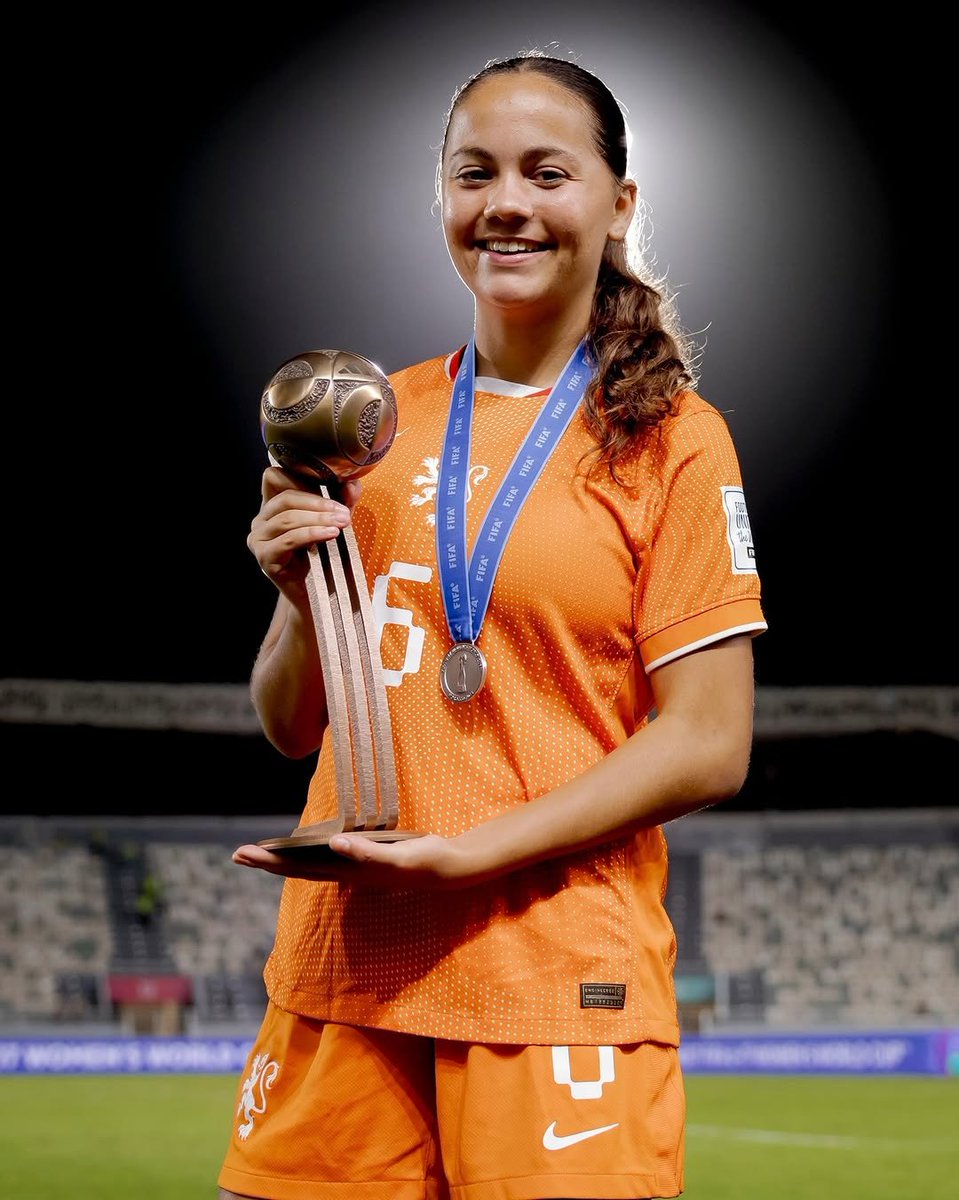 Gelandang muda FC Utrecht, Rosalie Renfurm membawa pulang Bronze Ball dari Maroko usai mengantarkan Belanda jadi runner up di #U17WWC.

Kapten timnas U17 Belanda ini adalah sosok penting di lini tengah Oranje Muda.