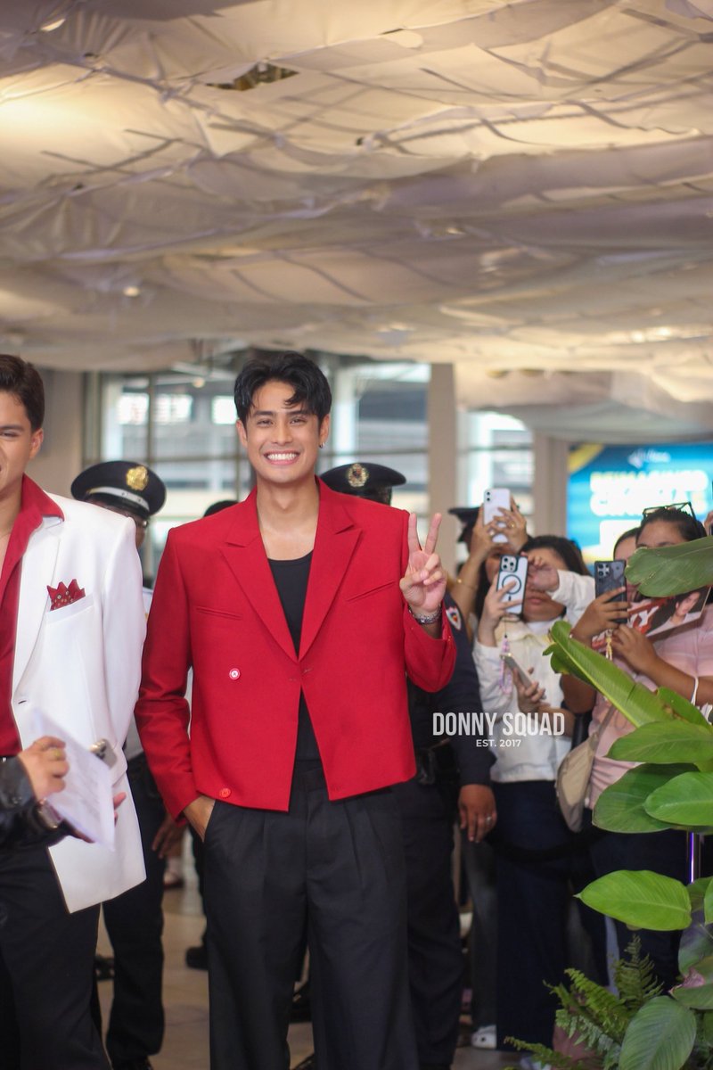 Always camera-ready! Donny flashes his 😬✌🏼 pose before walking down the red carpet. So cute!

<a href="/donnypangilinan/">Donny</a> 
#DonnyPangilinan #ROJA