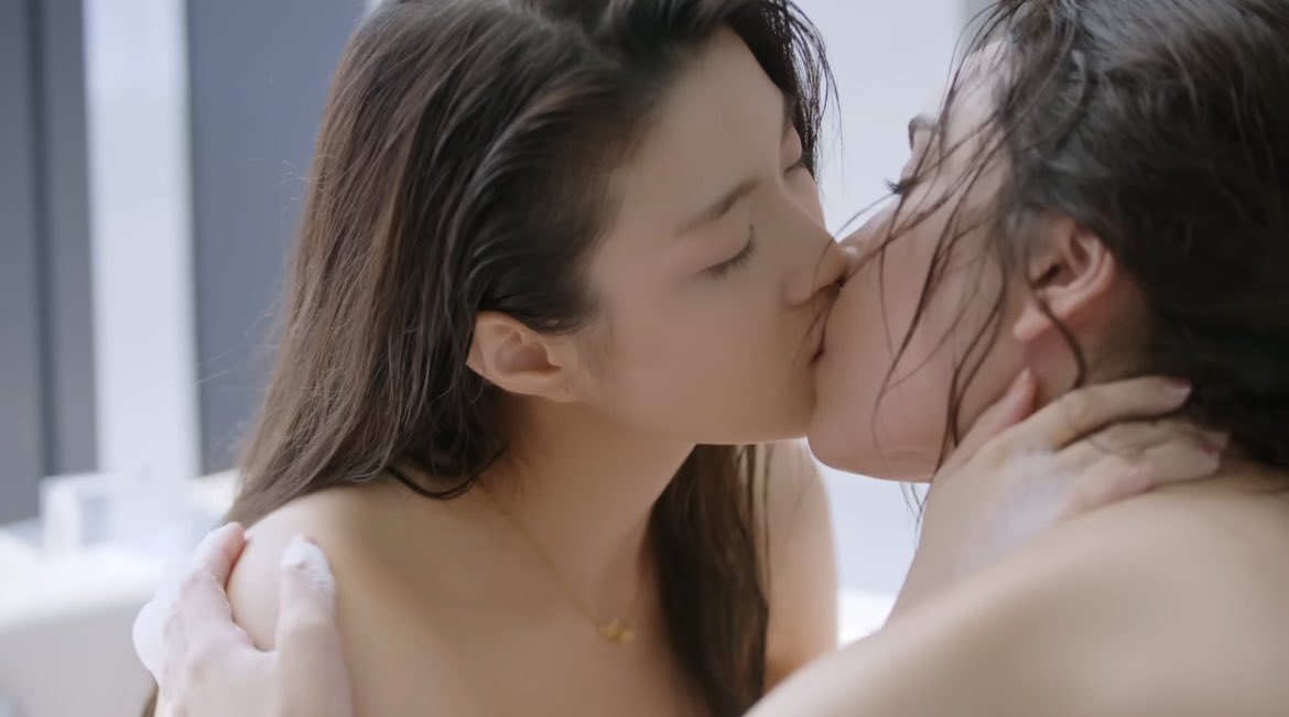 พูดได้ป่ะ(ได้) ว่าจินนี่เป็นคนนึงที่มีสกิลจูบที่ เริ่ดมาก ยิ่งชีเป็นคนนำ ยิ่งโซ๊ะ เป็นจูบที่ไม่ดู aggressive หรือรุกดุดัน แต่ละมุนแฝงไปด้วยอารมณ์ร่วมแบบชัดมาก สีหน้า ท่าทาง การแสดงออก ทำให้ดูฮอตมาก