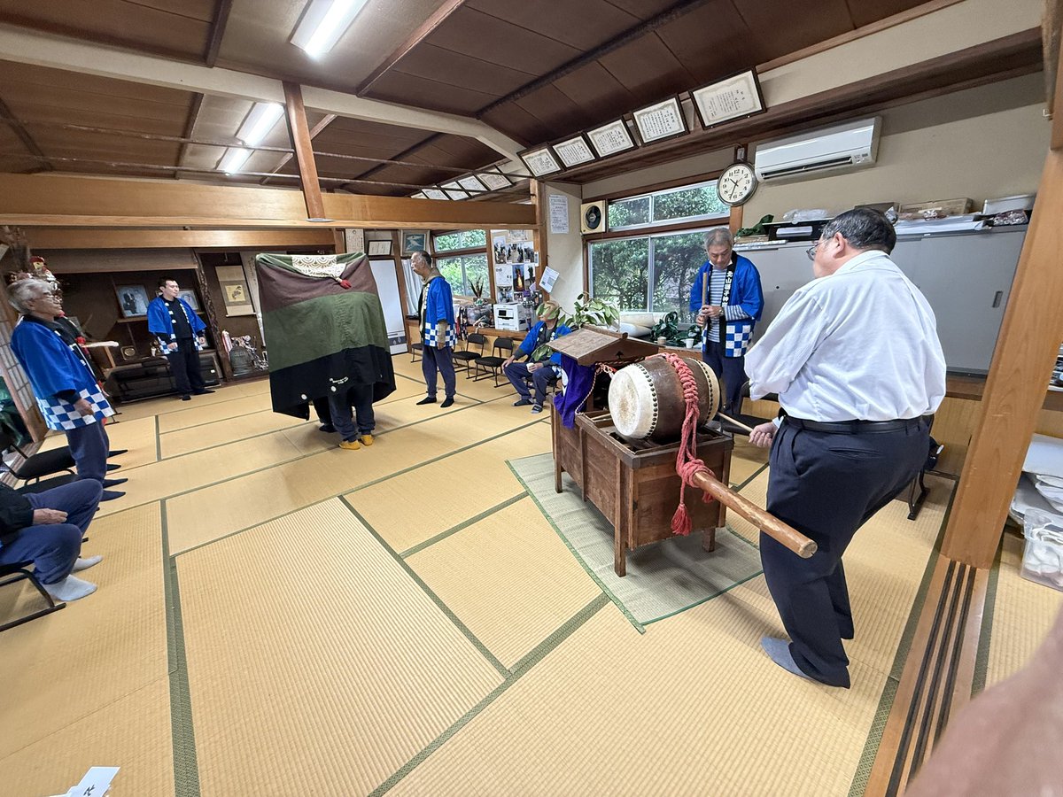 shukka01's tweet photo. 今日（１１月９日）は、地元の秋祭りの本祭の日。
あいにくの雨模様のため、例年の地元奉賛会の獅子舞は、屋外でなく、屋内で開催されました。
#秋祭り  #秋祭り🍁  #秋祭りの季節  #祭り  #まつり  #祭  #festival  #축제  #庙会  #festa  #fiesta https://t.co/w0kSjEzuWk