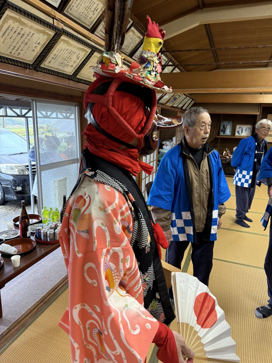 shukka01's tweet photo. 今日（１１月９日）は、地元の秋祭りの本祭の日。
あいにくの雨模様のため、例年の地元奉賛会の獅子舞は、屋外でなく、屋内で開催されました。
#秋祭り  #秋祭り🍁  #秋祭りの季節  #祭り  #まつり  #祭  #festival  #축제  #庙会  #festa  #fiesta https://t.co/w0kSjEzuWk