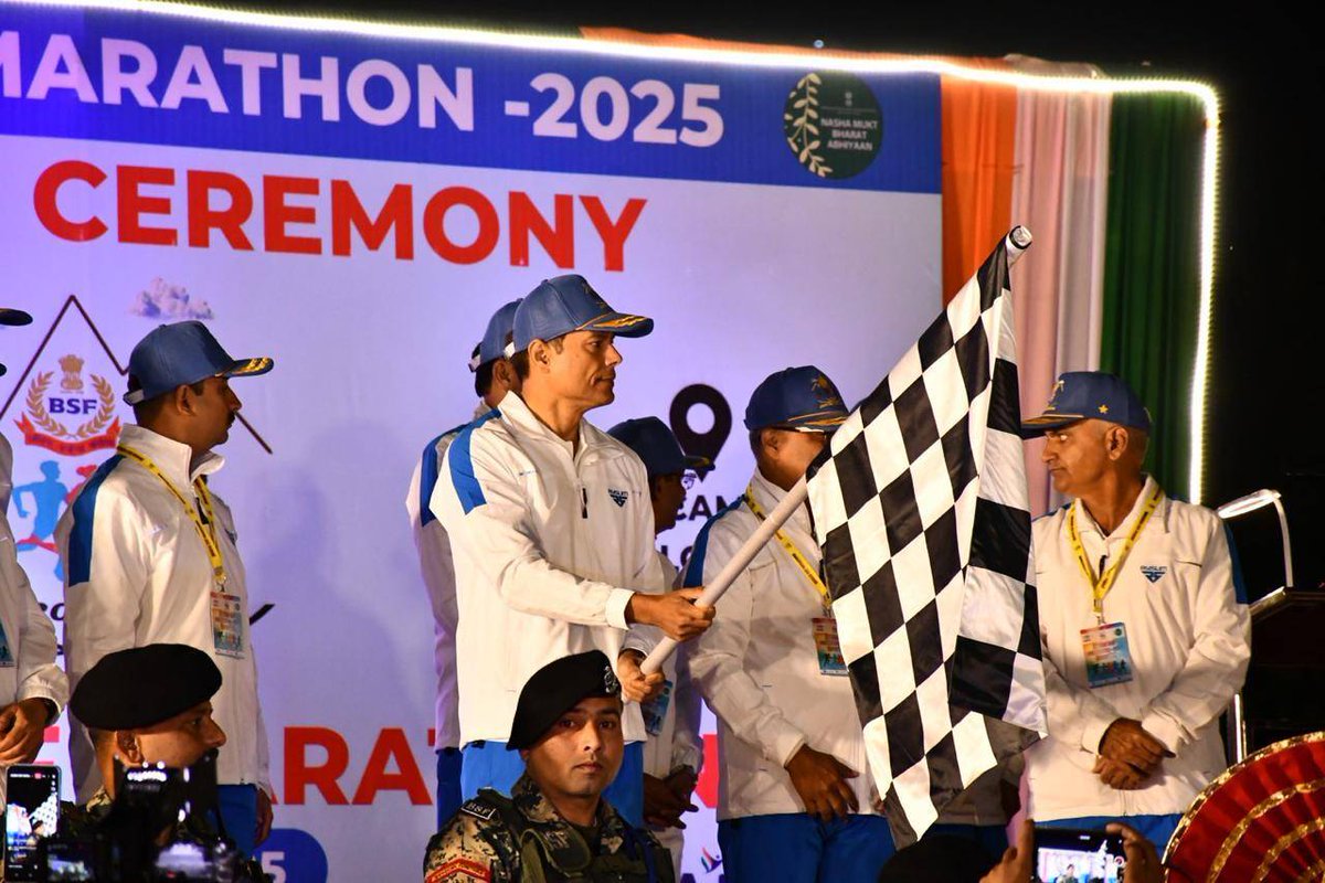 paramilitary_m's tweet image. 🏃‍♂️ BSF Marathon Jammu
Flagged off by DG BSF Shri Daljit Singh Chawdhary today!
Celebrating 60 glorious years of BSF — a run for fitness, unity &amp;amp; a drug-free India!
#JaiHind #FitBharat #BSFMarathon