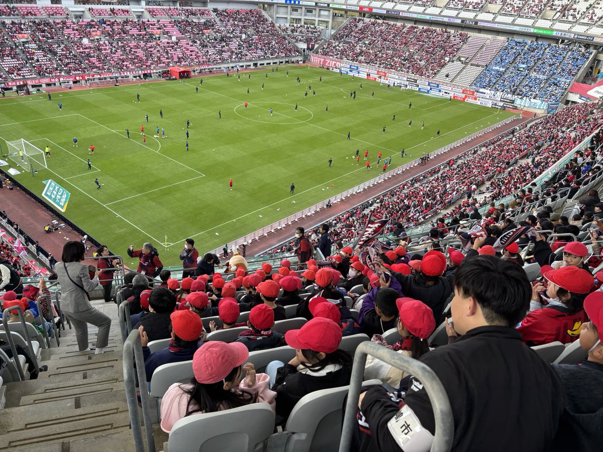 yoshiyattemiyo's tweet photo. 昨日の横浜ＦＣ戦では、ビジネスクラブのご協力のもと今年2回目のホームタウンのバス招待観戦企画を行いました。
応援レクチャーも行い、子供たちの応援が全体へ連鎖した時には、鳥肌と不覚にも目から汗が出ました。
子供たちも喜んで帰っている様子が印象的でした。
ありがとうございました！ https://t.co/6viPbd9LQj