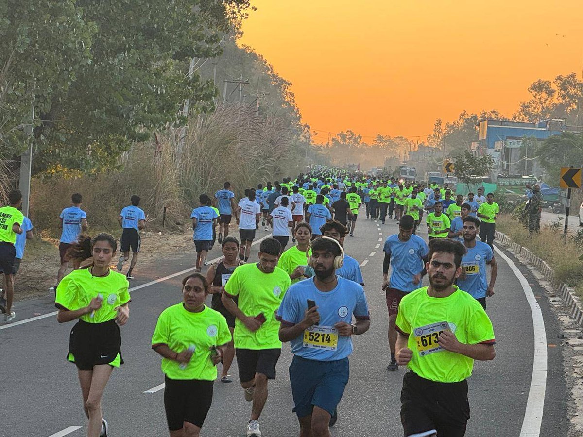 paramilitary_m's tweet image. 🏃‍♂️ BSF Marathon Jammu
Flagged off by DG BSF Shri Daljit Singh Chawdhary today!
Celebrating 60 glorious years of BSF — a run for fitness, unity &amp;amp; a drug-free India!
#JaiHind #FitBharat #BSFMarathon