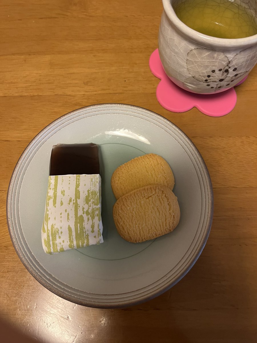 CekdU7HSfO09D74's tweet image. おやつの時間
こんにちは😊
北九州の今日は雨。
小さな雨粒ですが、しとしとと庭の金木犀を散らしています。
一人おやつはレギュラーストックのもの。
小さな羊羹、一人の時はワンハンドで食べています😁
さ、久しぶりにトースターの掃除しよう‼️
かなり…😨なの。