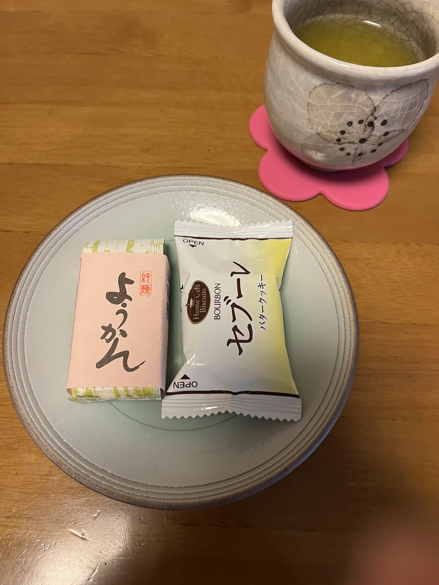 CekdU7HSfO09D74's tweet image. おやつの時間
こんにちは😊
北九州の今日は雨。
小さな雨粒ですが、しとしとと庭の金木犀を散らしています。
一人おやつはレギュラーストックのもの。
小さな羊羹、一人の時はワンハンドで食べています😁
さ、久しぶりにトースターの掃除しよう‼️
かなり…😨なの。