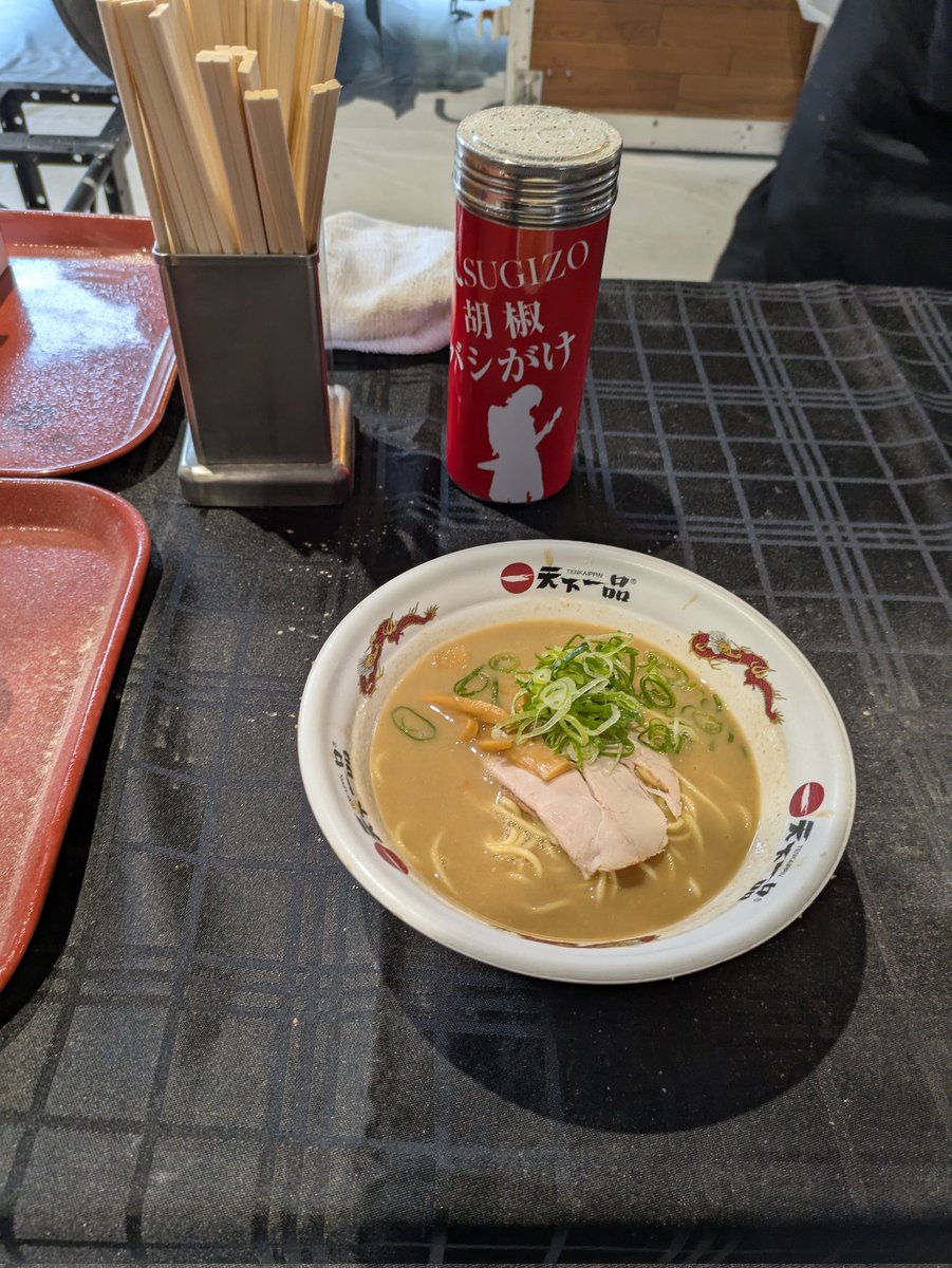 lunar_u_h's tweet image. 美味しかった。ごちそうさま。お渡しカウンターに、SUGIZOさんのばしがけ胡椒(でいいのか？伝わるよね)置いてあって、みんなバシバシかけてたよ。あと、イベントのキッチンカーでも名前入りの器で出すし、店員さんも、すごく感じ良かったです！