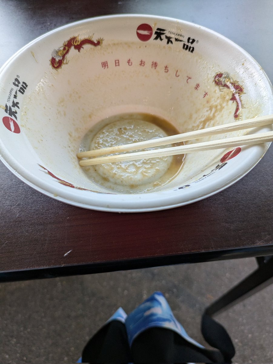 lunar_u_h's tweet image. 美味しかった。ごちそうさま。お渡しカウンターに、SUGIZOさんのばしがけ胡椒(でいいのか？伝わるよね)置いてあって、みんなバシバシかけてたよ。あと、イベントのキッチンカーでも名前入りの器で出すし、店員さんも、すごく感じ良かったです！