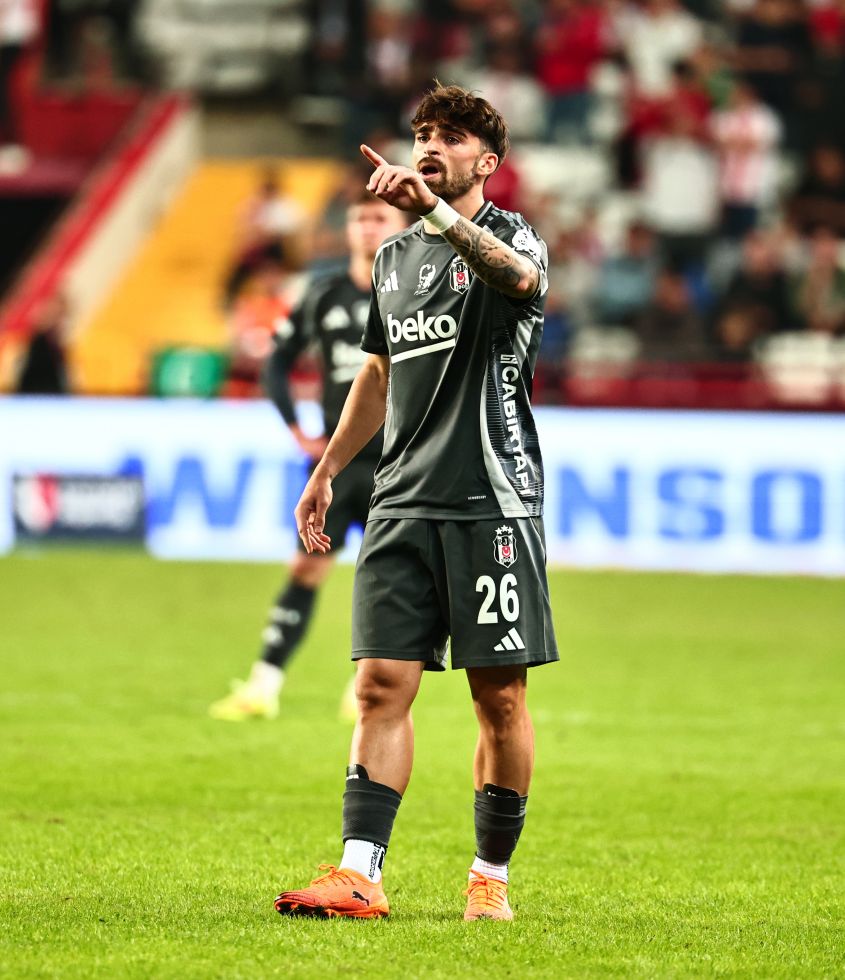 Turgay Demir: "Aptallığın en büyük kanıtı, aynı şeyi defalarca deneyip farklı bir sonuç almayı beklemektir" der Albert Einstein… Abraham'dan ne köy olur ne de kasaba… Bilal Toure yarım yamalak bir kanat ve oyun aklı sıfır… Rashica ise bal yapmayan arı… 

Jota Silva yukarıda