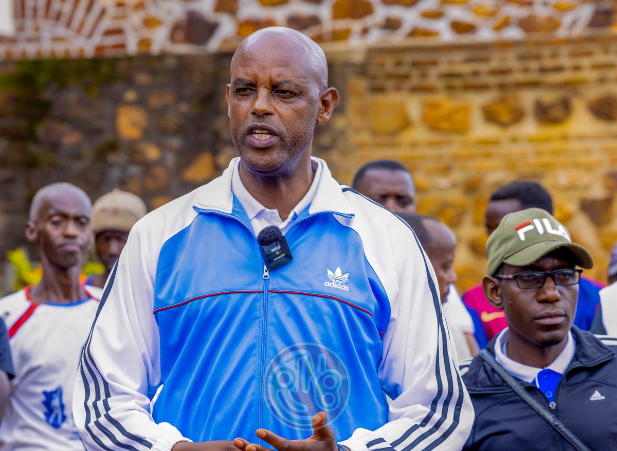RTNBurundi's tweet photo. 𝗕𝘂𝗿𝘂𝗻𝗱𝗶: 𝗟𝗲 𝗣𝗲𝘁𝗶𝘁 𝗦𝗲́𝗺𝗶𝗻𝗮𝗶𝗿𝗲 𝗱𝗲 𝗠𝘂𝗴𝗲𝗿𝗮 𝘀’𝗮𝗽𝗽𝗿𝗲̂𝘁𝗲 𝗮̀ 𝗰𝗲́𝗹𝗲́𝗯𝗿𝗲𝗿 𝘀𝗼𝗻 𝗝𝘂𝗯𝗶𝗹𝗲́ 𝗱𝘂 𝗰𝗲𝗻𝘁𝗲𝗻𝗮𝗶𝗿𝗲 𝗲𝗻 𝗳𝗲́𝘃𝗿𝗶𝗲𝗿 𝟮𝟬𝟮𝟲 𝗮𝘃𝗲𝗰 𝘂𝗻 𝗯𝗶𝗹𝗮𝗻 𝗽𝗼𝘀𝗶𝘁𝗶𝗳 𝗱𝗲 𝟮𝟰 𝟳𝟬𝟮 𝗲́𝗹𝗲̀𝘃𝗲𝘀 𝗳𝗼𝗿𝗺𝗲́𝘀 𝗱𝗼𝗻𝘁 𝘂𝗻 𝗰𝗵𝗲𝗳 𝗱’𝗘́𝘁𝗮𝘁,𝗽𝗹𝘂𝘀 𝗱𝗲 𝟰𝟬𝟬 𝗽𝗿𝗲̂𝘁𝗿𝗲𝘀 𝗲𝘁 𝟭𝟱 𝗲́𝘃𝗲̂𝗾𝘂𝗲𝘀

Ce samedi novembre 2025, le Petit Séminaire de Mugera, situé en commune  Bugendana ,province de @Gitega, dédié à la Sainte Famille de Nazareth a organisé des activités préparatoires de son Jubilé de 100 ans d’existence depuis 1926.
Ces activités consistaient notamment à poser des pierres décoratives à l’entrée principale du Séminaire, en présence d’anciens élèves, d’anciens enseignants ainsi que du personnel actuel.

Après ces travaux, les anciens élèves ont visité les différents bâtiments du Séminaire afin d’évaluer leur état et d’identifier ceux nécessitant des rénovations .

Selon le Recteur du petit  Séminaire de Mugera, l’abbé Venant Nimpagaritse, cet établissement scolaire célébrera officiellement son Jubilé des 100 ans le 14 Février 2026.
Il a rappelé que ce séminaire fut le premier séminaire fondé au Burundi, et fut aussi la toute première école secondaire créé au pays.

Le Recteur Nimpagaritse a précisé que, depuis sa création, le Séminaire de Mugera a déjà formé 24 702 élèves, parmi lesquels plus de 400 prêtres, 15 évêques, ainsi que plusieurs grandes personnalités, notamment Sylvestre Ntibantunganya, ancien président de la République du Burundi, et Mgr Michel Ntuyahaga premier évêque burundais. 

L’abbé Nimpagaritse a ajouté que le Séminaire de Mugera a toujours excellé en matière de formation intellectuelle, morale et chrétienne, tout en contribuant à la préservation de la culture burundaise. Il a également souligné que l’école figure parmi les meilleures du pays, avec 100 % de réussite aux examens nationaux de l’année dernière.

Cependant, il a mentionné certains défis auquel il fait face, notamment le manque d’un véhicule fonctionnel du type Dyna, le seul disponible étant en mauvais état, ainsi que des matelas des élèves en état de détérioration. 

L’abbé Nimpagaritse a lancé un appel au ministère de l’Éducation nationale et de la Recherche Scientifique pour qu’il soutienne cette école, rappelant que le Petit Séminaire de Mugera a largement contribué au développement du pays grâce à la qualité de sa formation. Il a également invité les anciens élèves qui sont au Burundi comme à l’étranger, à appuyer le Séminaire, surtout dans la préparation de ces festivités du centenaire, afin que l’école soit belle et digne pour cette célébration https://t.co/TRhusCEaa3 a rappelé qu’il est un grand honneur d’avoir étudié dans la première école du Burundi.

Signalons que le Séminaire compte actuellement 201 élèves, avec un cycle post-fondamental seulement. 

#Burundi #Éducation #Gitega #Mugera #Séminaire #RTNB