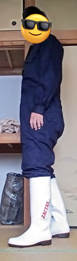 おニューのネイビー色のつなぎ服と長靴です。