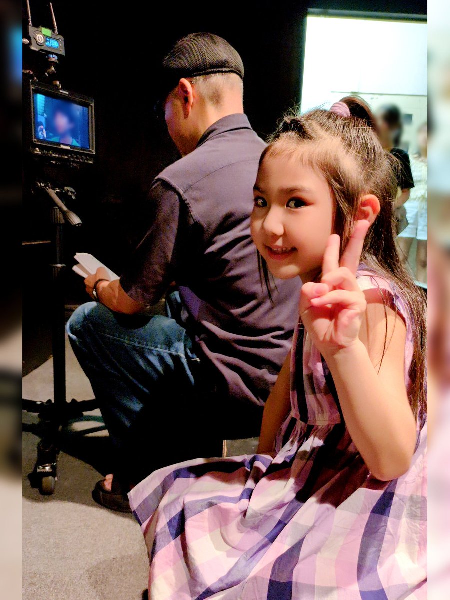 kikuchi_family's tweet image. #FULLFLASH 製作、#森岡利行 監督の短編 #映画。#菊池好凜子 が出演させていただきます❗️

投稿許可いただいた写真。監督の横を陣取る好凜子👧

通常なら考えられない光景ですが、この現場ならではの瞬間です✨

#きくちよりこ #三姉妹 #子役