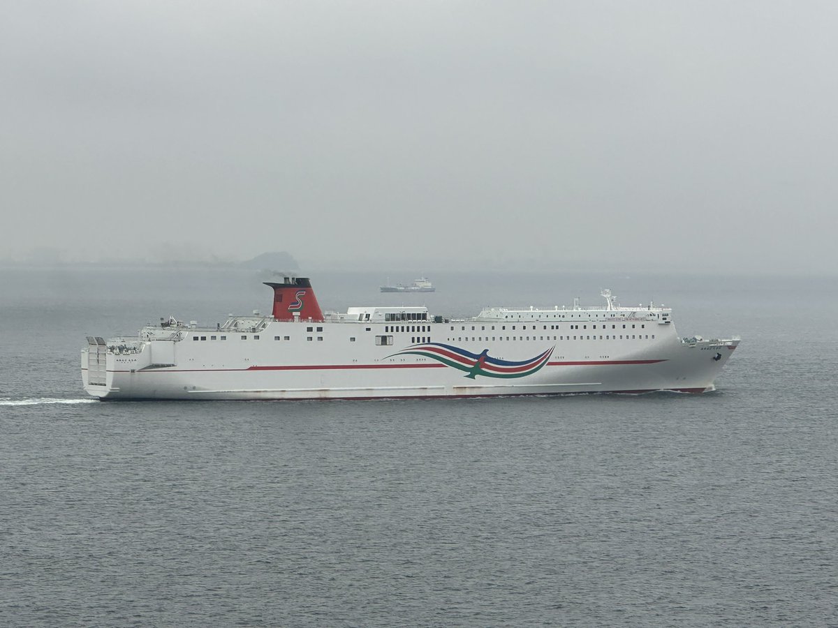 gjn2013's tweet photo. 昼間のおれんじえひめ、与島へ見に来ました。お天気がイマイチでしたが、圧倒的存在感！2025/11/09 15:00ごろ。
#オレンジフェリー
#おれんじえひめ
#四国開発フェリー https://t.co/qb3SHEykRl