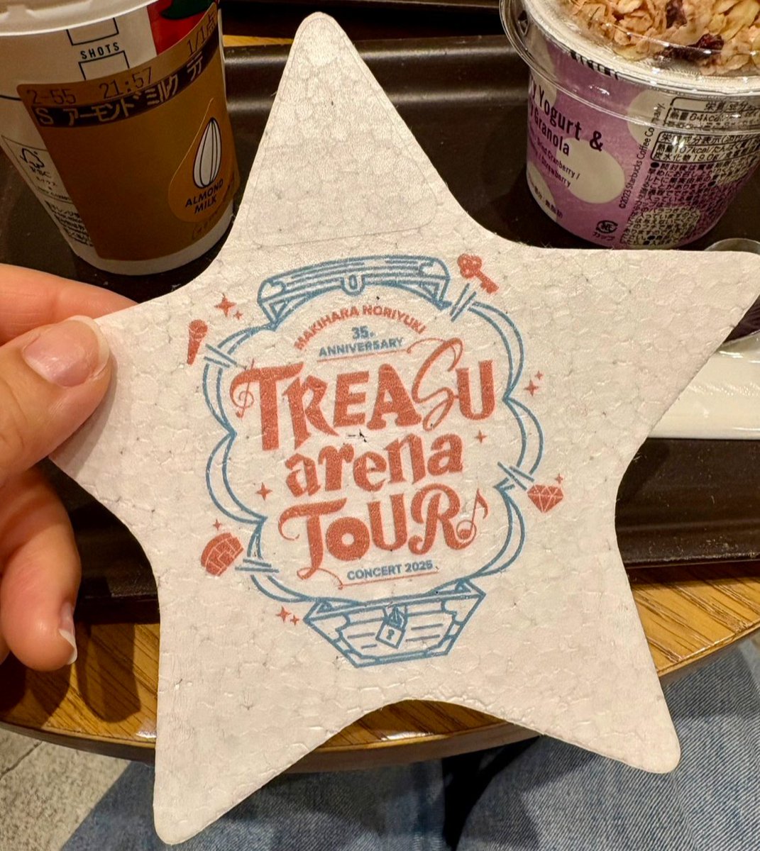yukkie0603's tweet photo. 昨日は娘と、マッキー35周年のコンサートへ✨マッキーの35年間のいろんな思いが詰められたライブでした🥹ずっとマッキーの曲に支えられてきたなー💖って感無量😭💕感動しっぱなしの3時間✨マッキーありがとう!マッキー最高👏🎉
#TREASU arena TOUR
#槇原敬之 https://t.co/8k6fOD3jgq