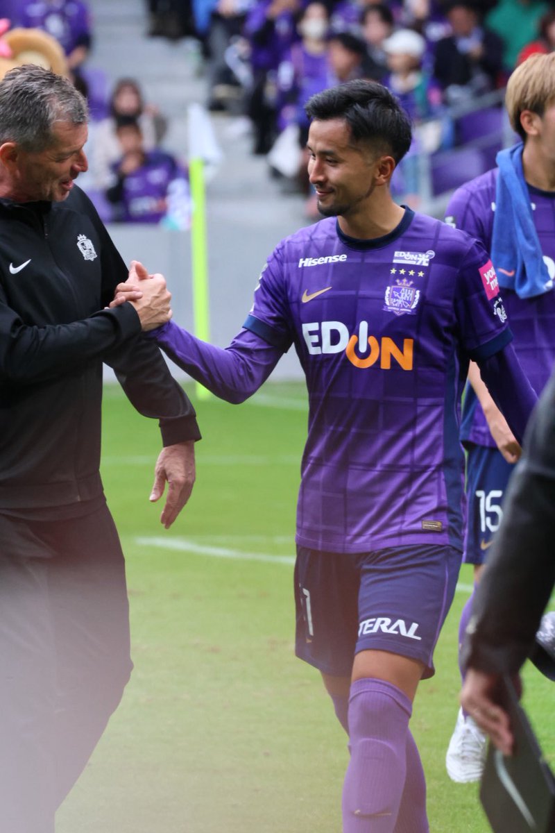 挨拶で大ブーイングされた前田さんをキャプテンとシオが迎えに行って、ボスも声掛けてた！！
こういうとこがサンフレの好きなとこ！！！

#sanfrecce