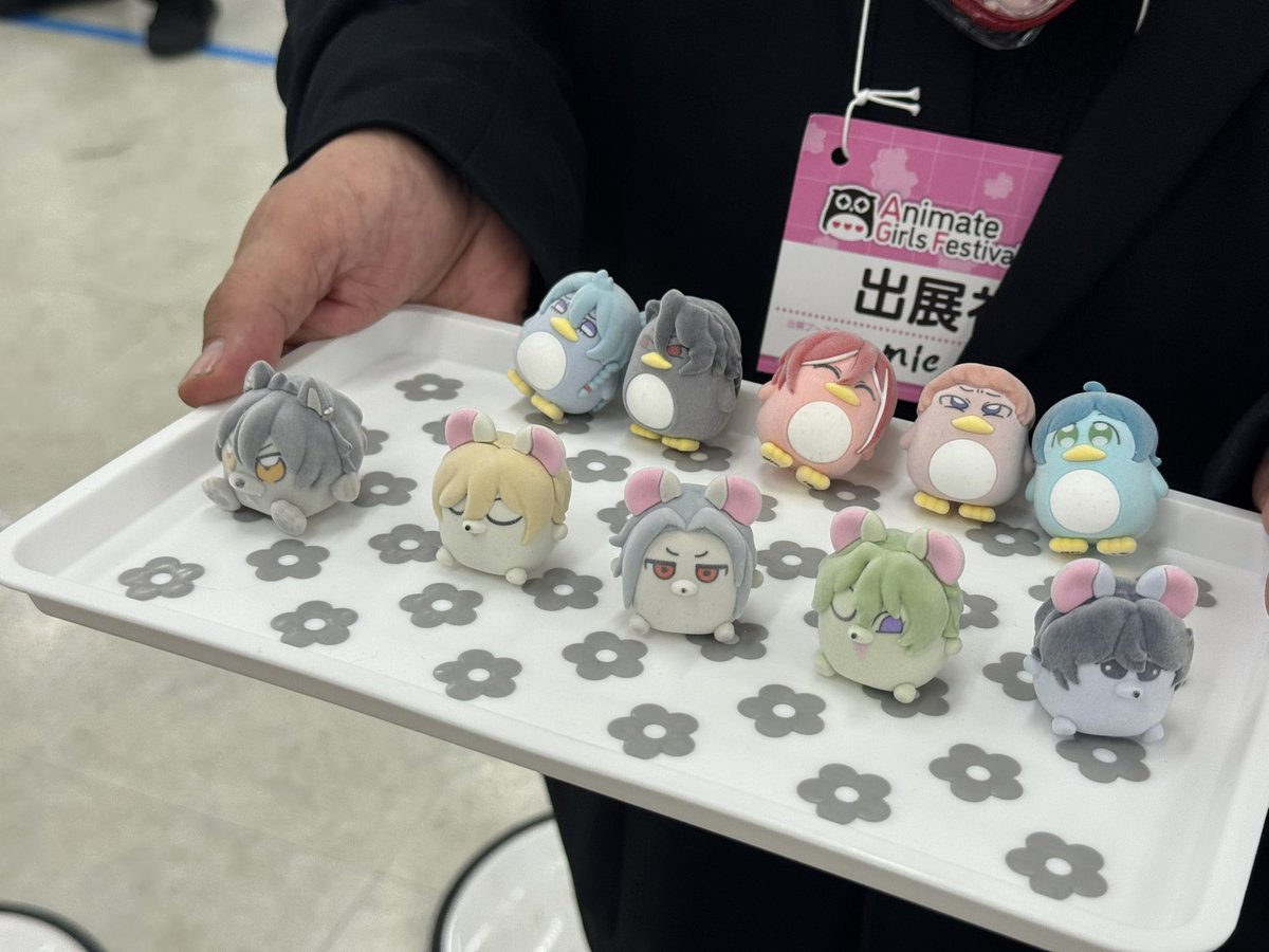 아니띠밯 앙스타 부스에서 부쿠부 피규어 팔고있길래 이건 랜덤아니에요? 했더니 부장님처럼 보이는 아저씨가 사스가니 이건 랜덤 아닙니다!!!! 이거 랜덤이면 저희 뚜들겨맞아요!!!! 이럼 하