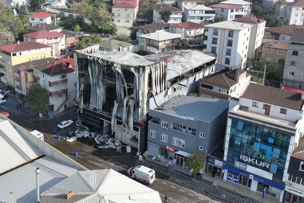Bu nasıl iş ya, Ülkenin batısıda doğusuda kuzeyide güneyide yani nereye dönersek dönelim hep acı ve gözyaşı. Elimizde başka hiçbir şey yok. Merak etmeyin işin sonunda herkese yolunu bulup işini götürür. Ölen öldüğüyle kalanlarda onların acısıyla başbaşa kalır. Yazıklar olsun 😔😡