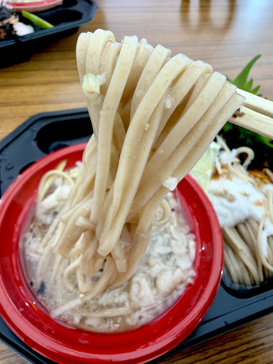 Hinoppy87's tweet photo. 大つけ麺博 秋の新作ラーメン祭

【YOKOKURA STOREHOUSE】
🍜二ボコンツケメン 塩
🍁ヨコスト盛り

プチプチ背脂が表面を覆った親鶏と煮干出汁に塩ダレを合わせたコク旨鶏ニボ塩つけ汁に､昆布水に浸かった自家製イベント専用平打ち中太麺が激ウマな一杯っ❗イベント会場でこの激ウマ度は凄いですよ🤩 https://t.co/PafOBQ9rRg