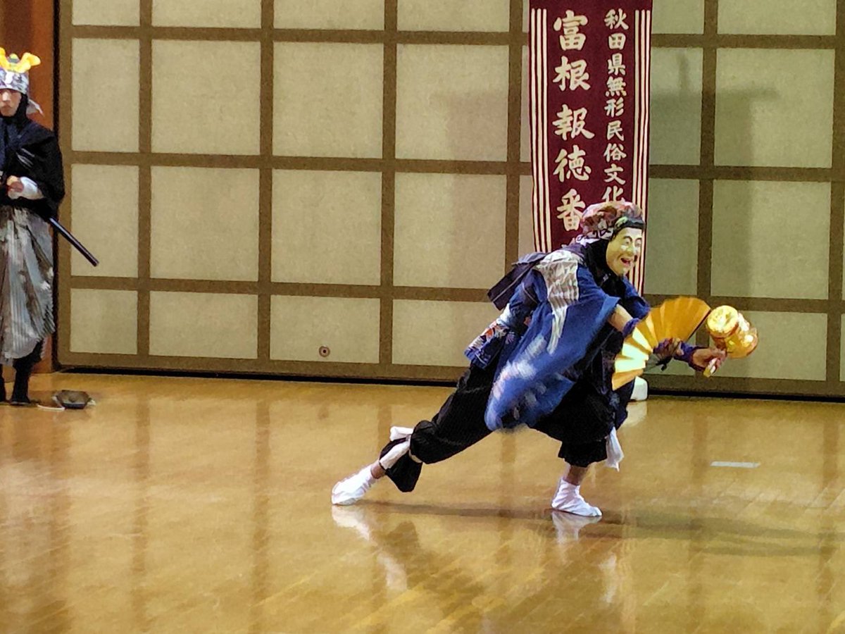 tomine_bangaku's tweet photo. 本日は子ども民俗芸能発表会でした！
富根からはユウト（鈴木舞）とルイ（大黒舞）の兄弟が出演。
兄弟でも味や雰囲気が全然違う演者になるもんだなぁと毎回見てて思います🤔
それにしても参加する子どもが年々少なくなっていっていますね…😭
#能代市
#民俗芸能 https://t.co/7w7YoJm9NZ