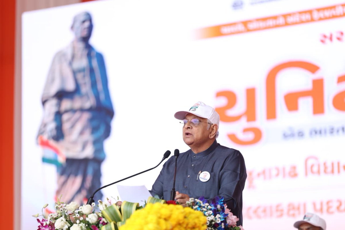 CMOGuj's tweet photo. મુખ્યમંત્રીશ્રીએ આ અવસરે સૌને જુનાગઢ મુક્તિ દિવસની શુભકામનાઓ પાઠવતા જણાવ્યું હતું કે, એકતા માટેની આ યુનિટી માર્ચનું આયોજન સ���ને એકતાના તાંતણે બાંધી સમરસ સમાજ સાથે વિકાસના માર્ગે અગ્રેસર રહેવાના ધ્યેય સાથે કરવામાં આવ્યું છે. તેમણે જૂનાગઢને અખંડ ભારતનો હિસ્સો બનાવવા કરવામાં આવેલ આરઝી હુકુમતમાં સરદાર સાહેબના પુરુષાર્થનું સ્મરણ કરતા જણાવ્યું હતું કે, સરદાર સાહેબે એક અને અખંડ ભારતના નિર્માણનો મજબૂત પાયો નાખ્યો, જેને આપણા માનનીય વડાપ્રધાન શ્રી નરેન્દ્રભાઈ મોદી સાહેબે એક ભારત, શ્રેષ્ઠ ભારતથી વધુ મજબૂત બનાવ્યો છે. મુખ્યમંત્રીશ્રીએ સરદાર સાહેબ અને પૂજ્ય બાપુએ આઝાદી વેળાએ જે સ્વદેશીનું સ્વાભિમાન જગાવ્યું હતું, તેને આત્મનિર્ભર ભારતથી ઉજાગર કરવાની નેમ વ્યક્ત કરી હતી તેમજ આ એક ભારત, આત્મનિર્ભર ભારત યુનિટી માર્ચ પ��યાત્રા સૌને એકતાના મંત્રથી જોડીને રોજિંદા જીવનમાં સ્વદેશી વસ્તુઓના ઉપયોગ માટેની પ્રેરણા આપનાર બની રહેશે તેવો વિશ્વાસ વ્યક્ત કર્યો હતો.
#Sardar150 
#UnityMarch