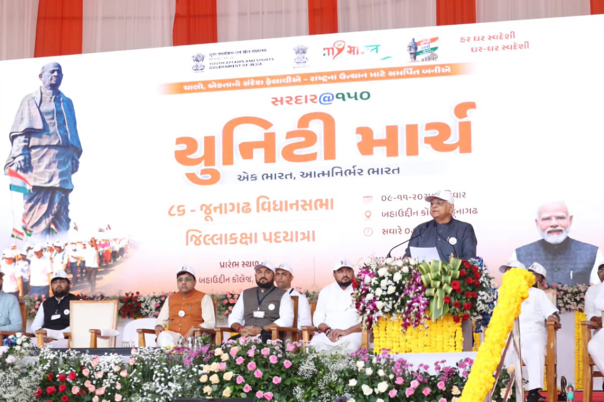 CMOGuj's tweet photo. મુખ્યમંત્રીશ્રીએ આ અવસરે સૌને જુનાગઢ મુક્તિ દિવસની શુભકામનાઓ પાઠવતા જણાવ્યું હતું કે, એકતા માટેની આ યુનિટી માર્ચનું આયોજન સ���ને એકતાના તાંતણે બાંધી સમરસ સમાજ સાથે વિકાસના માર્ગે અગ્રેસર રહેવાના ધ્યેય સાથે કરવામાં આવ્યું છે. તેમણે જૂનાગઢને અખંડ ભારતનો હિસ્સો બનાવવા કરવામાં આવેલ આરઝી હુકુમતમાં સરદાર સાહેબના પુરુષાર્થનું સ્મરણ કરતા જણાવ્યું હતું કે, સરદાર સાહેબે એક અને અખંડ ભારતના નિર્માણનો મજબૂત પાયો નાખ્યો, જેને આપણા માનનીય વડાપ્રધાન શ્રી નરેન્દ્રભાઈ મોદી સાહેબે એક ભારત, શ્રેષ્ઠ ભારતથી વધુ મજબૂત બનાવ્યો છે. મુખ્યમંત્રીશ્રીએ સરદાર સાહેબ અને પૂજ્ય બાપુએ આઝાદી વેળાએ જે સ્વદેશીનું સ્વાભિમાન જગાવ્યું હતું, તેને આત્મનિર્ભર ભારતથી ઉજાગર કરવાની નેમ વ્યક્ત કરી હતી તેમજ આ એક ભારત, આત્મનિર્ભર ભારત યુનિટી માર્ચ પ��યાત્રા સૌને એકતાના મંત્રથી જોડીને રોજિંદા જીવનમાં સ્વદેશી વસ્તુઓના ઉપયોગ માટેની પ્રેરણા આપનાર બની રહેશે તેવો વિશ્વાસ વ્યક્ત કર્યો હતો.
#Sardar150 
#UnityMarch