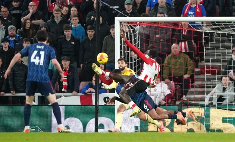 بسبع أرواح 🔥
سندرلاند يفلت من فخ أرسنال في مباراة مجنونة ويشعل المنافسة من جديد!
4 نقاط صنعت الفارق:
1️⃣ تألق الحارس في اللحظات الحاسمة
2️⃣ صلابة الدفاع رغم الضغط
3️⃣ المرتدات القاتلة
4️⃣ روح لا تعرف الاستسلام
#أرسنال #سندرلاند #الدوري_الإنجليزي