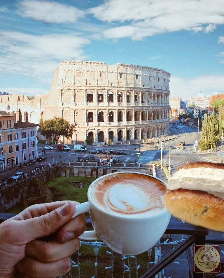Buongiorno e buona domenica ☕️☕️🥐🥐