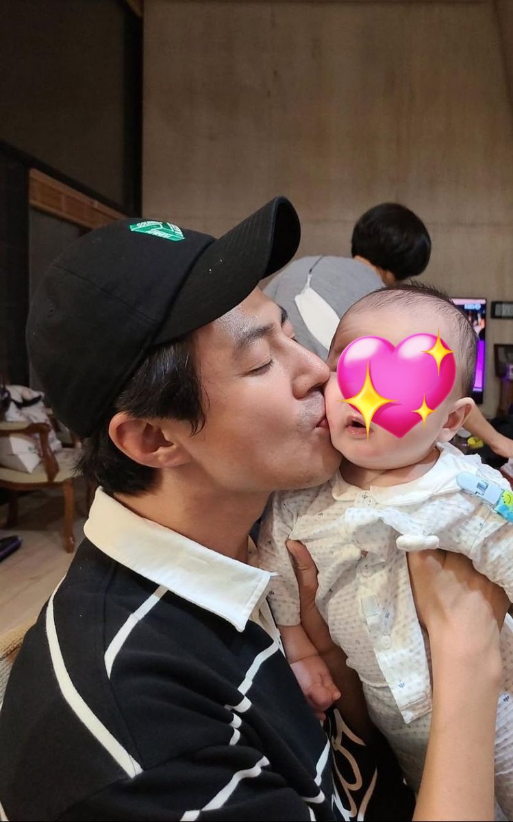 sakurahye21's tweet photo. Insung with his eldest nephew 2021/2022 Kim Dusik coded 🥹 https://t.co/fKUHsRG4Jj