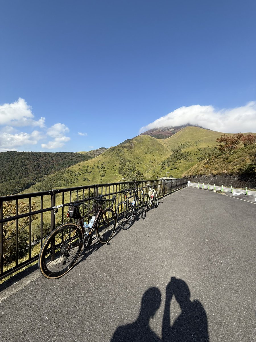bundaibicycle's tweet photo. お疲れ様です！
昨日は由布院まで走ってきました。
到着してから食べた金賞コロッケとクレープはとても美味しく、しっかり補給をすることができました。
狭霧台からは由布院を一望でき、由布岳の方を見ると赤く色づいており、とても綺麗な景色を堪能することができたので皆さんも行ってみてください！ https://t.co/j3V5vobR7N