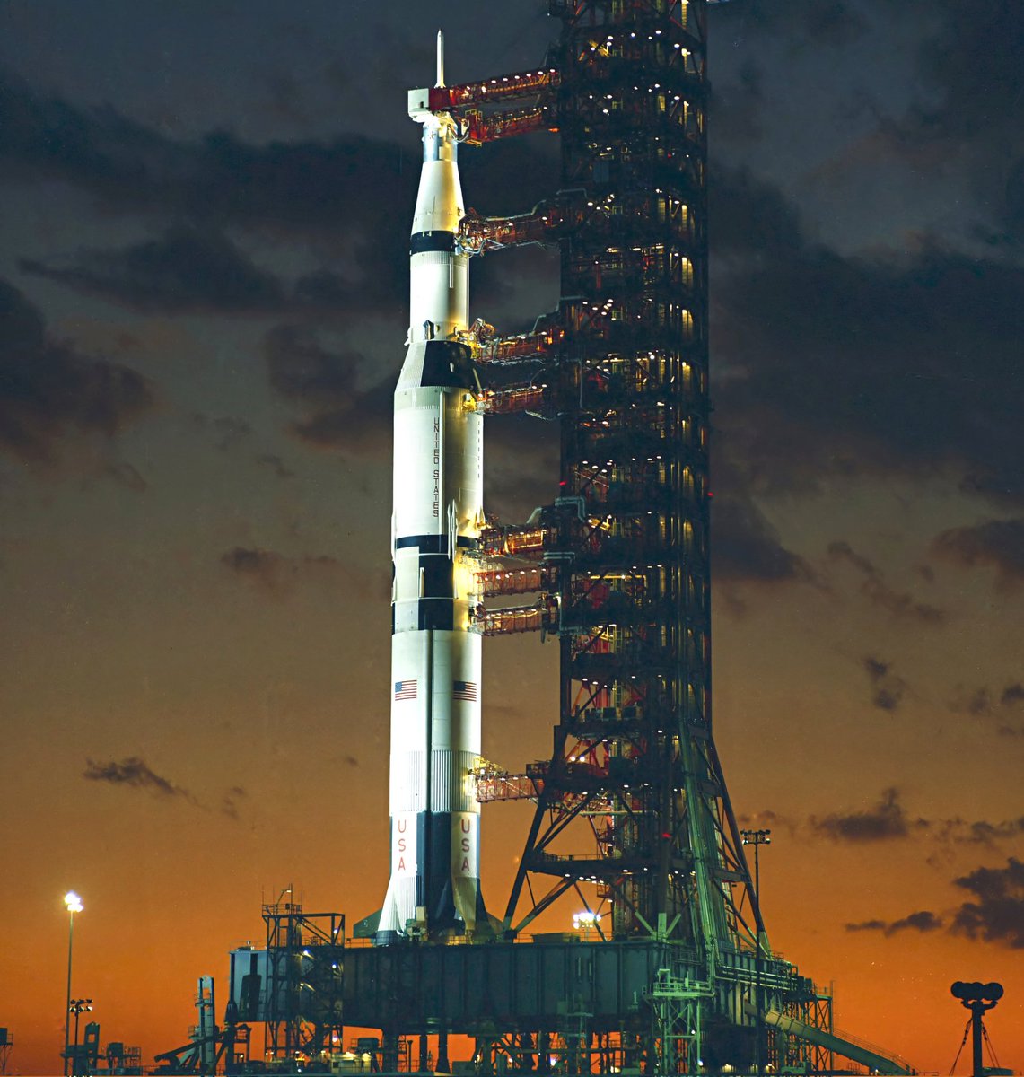 contactlight69's tweet photo. November 9 1967, Saturn V Launches on Maiden Voyage with #Apollo4"
Mission time: 8 hrs, 36 min. "One year later, another Saturn V rocket launched the first astronauts to the Moon with #Apollo8.
https://t.co/c3jCbURd2m
https://t.co/38OK3ZpPwh https://t.co/ypuSqGVegD