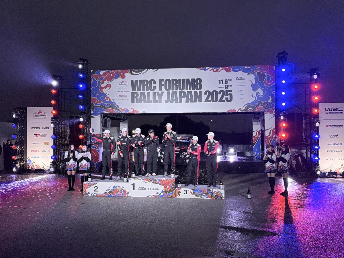 【マットのホゲホゲWRC@ジャパン日記】豊田スタジアムでのポディウム！　

小雨は降っていたけど、豊田章男会長も登場して、トヨタの1-2-3フィニッシュを祝福していたよ！
#WRCjp #WRC  #hogeWRC #RallyJapan