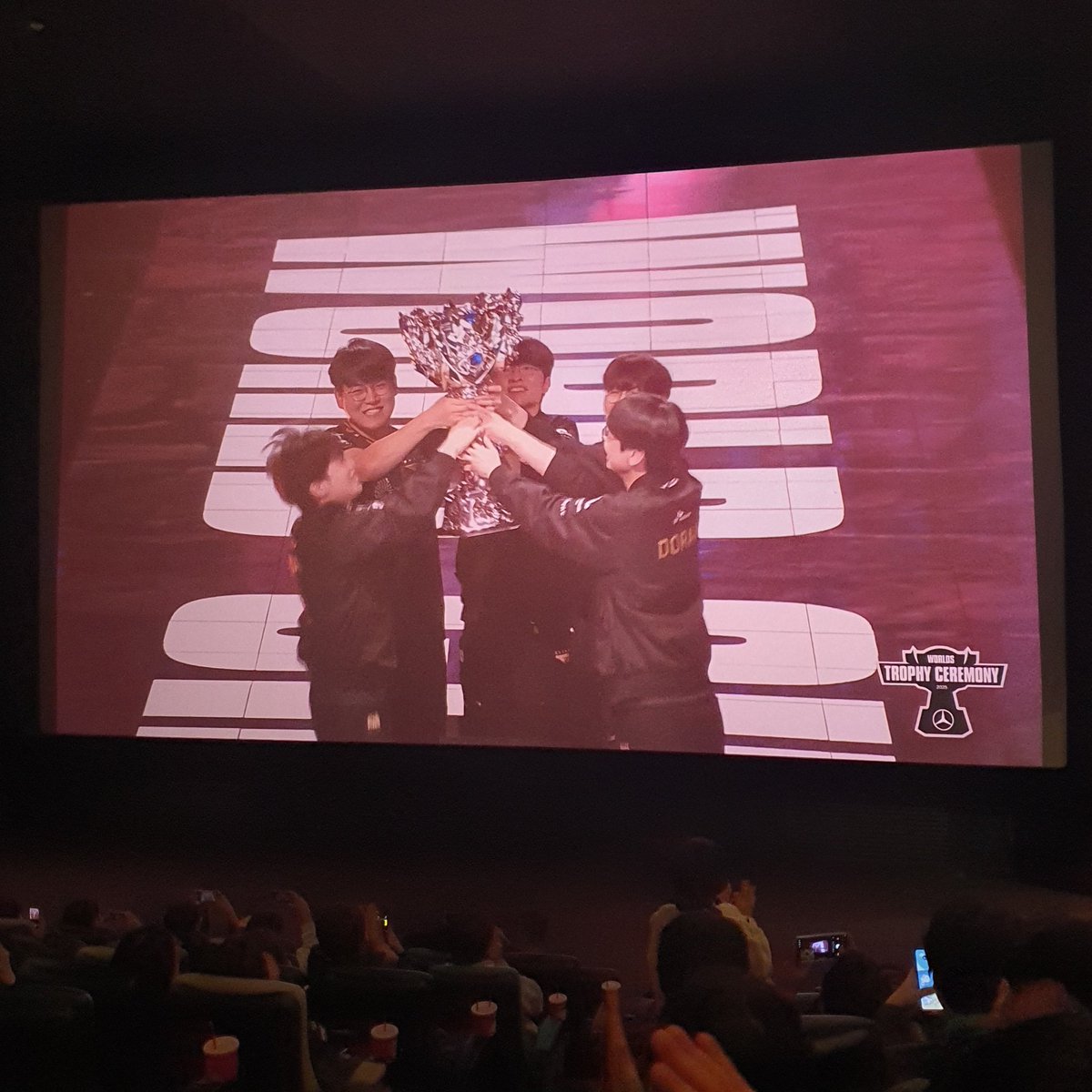 이름찾는중 tweet media