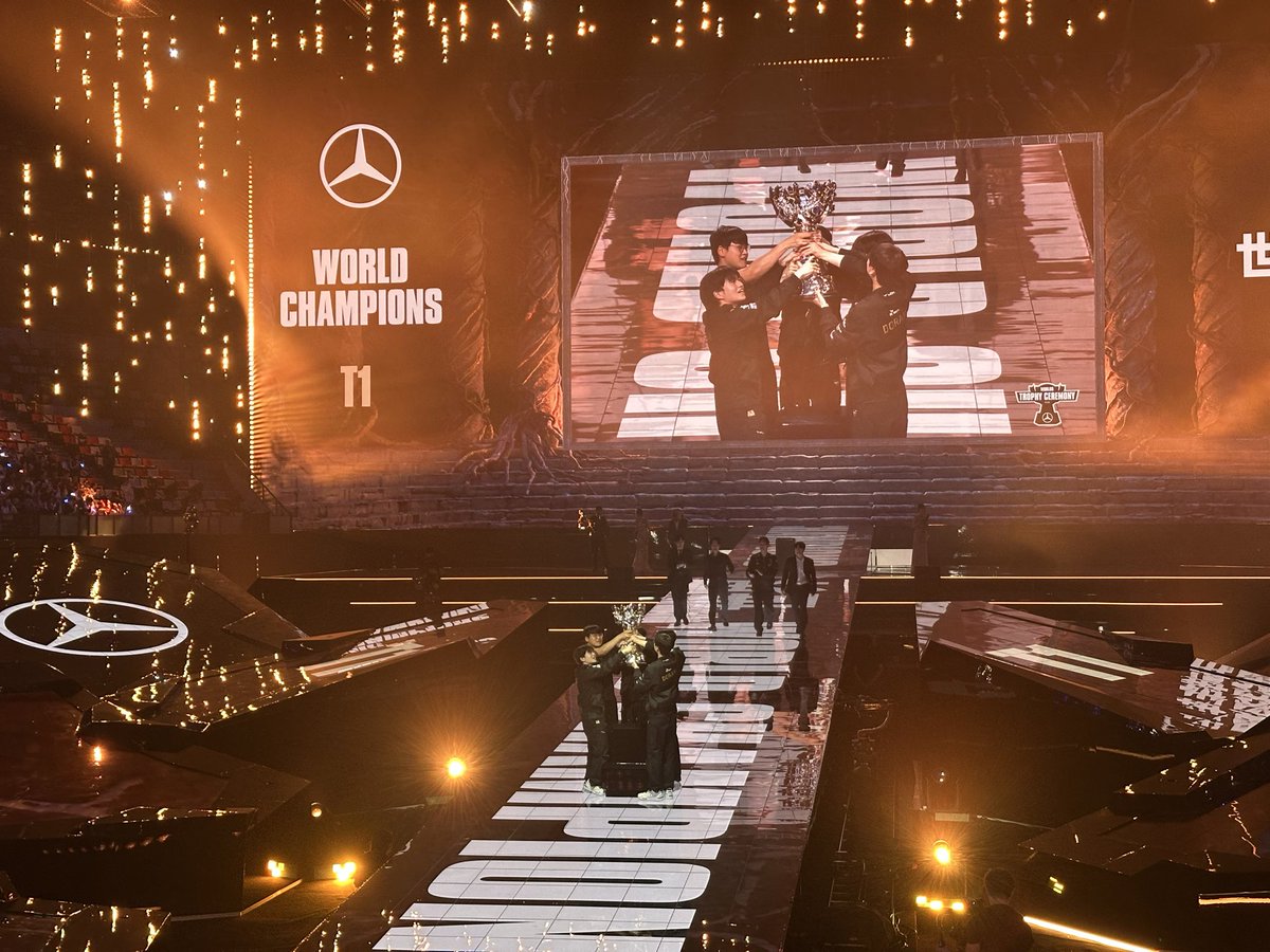 LaureBuliiV's tweet image. Forever GOATS, T1 is inevitable 🫡♥️