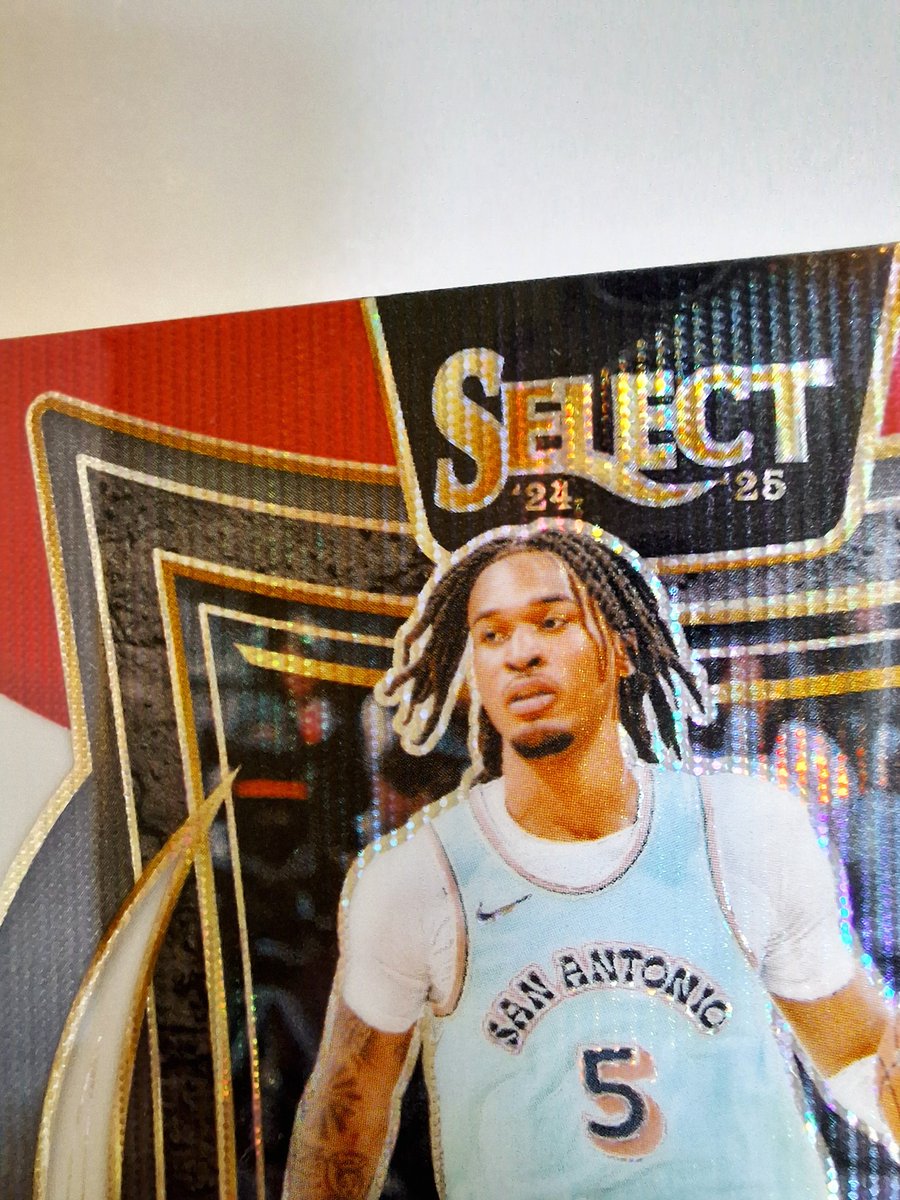 🏀📒
La double page classeur rookies de la semaine pour mettre en avant les parallèles de la serie Select !

Les versions "red white blue" qui fonctionnent particulièrement bien avec les joueurs français 🇫🇷😎