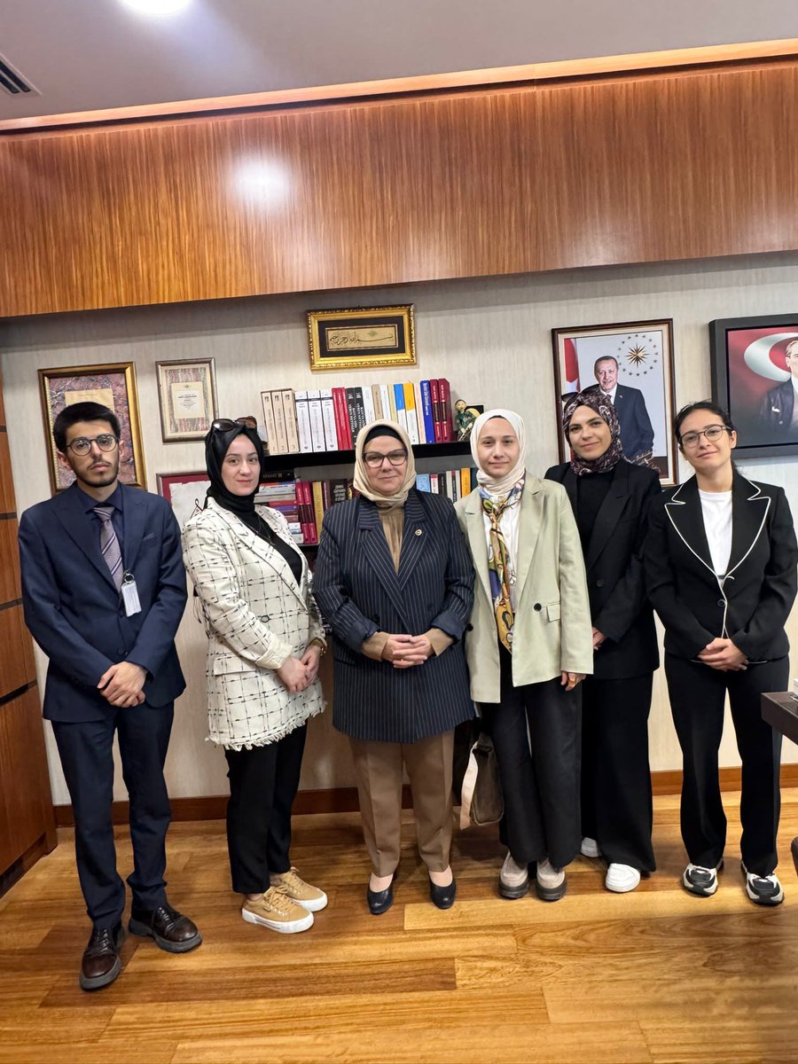 🔴 Cumhurbaşkanımıza “her kapı bize kapalı” diyen kişinin MEB Personel Genel Müdürü ile ve AK Parti yöneticileriyle görüştüğü fotoğraflar ortaya çıktı.

Başkalarına haksızlık olacağı için talepleri kabul edilmemiş.

Demek ki “kapılar bize kapalı” demesi yalanmış.