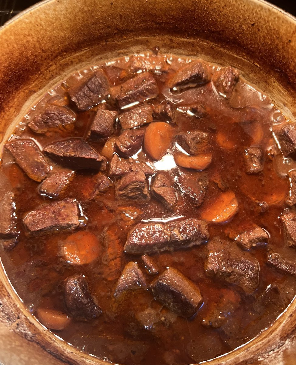 Lasteni isän lempiruokaa. Hitaasti uunissa haudutettua hirven lihasta tehtyä palapaistia. Kaveriksi perinteistä pottumuusia puikuloista.
Kyllä tällä nälkä lähtee.