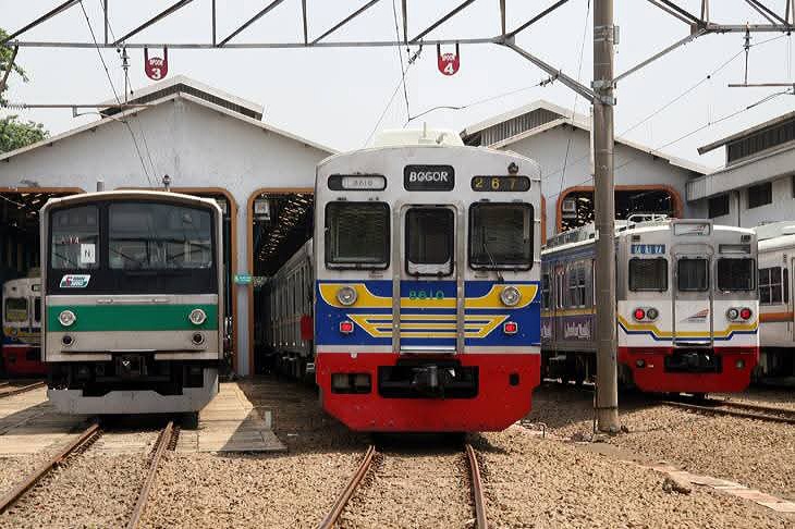 jArYn6eYu16qqo0's tweet photo. いよいよKota駅でFarewell ceremonyが開催されるようですが、東急8500系がジャカルタに譲渡され、約20年近くも活躍し、ジャカルタの輸送に大きな役割を果たしたのではないでしょうか。
私は好きな103系のついでに撮影していましたが、学生時代、社会人になっても毎日これらの車両を利用していました。 https://t.co/gR3ZGJ2pVi