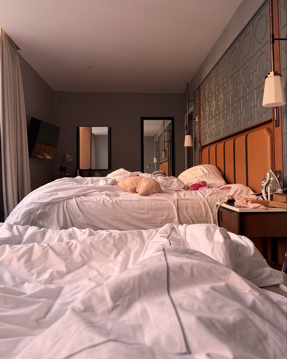 Bunchuk's tweet image. hotel first light