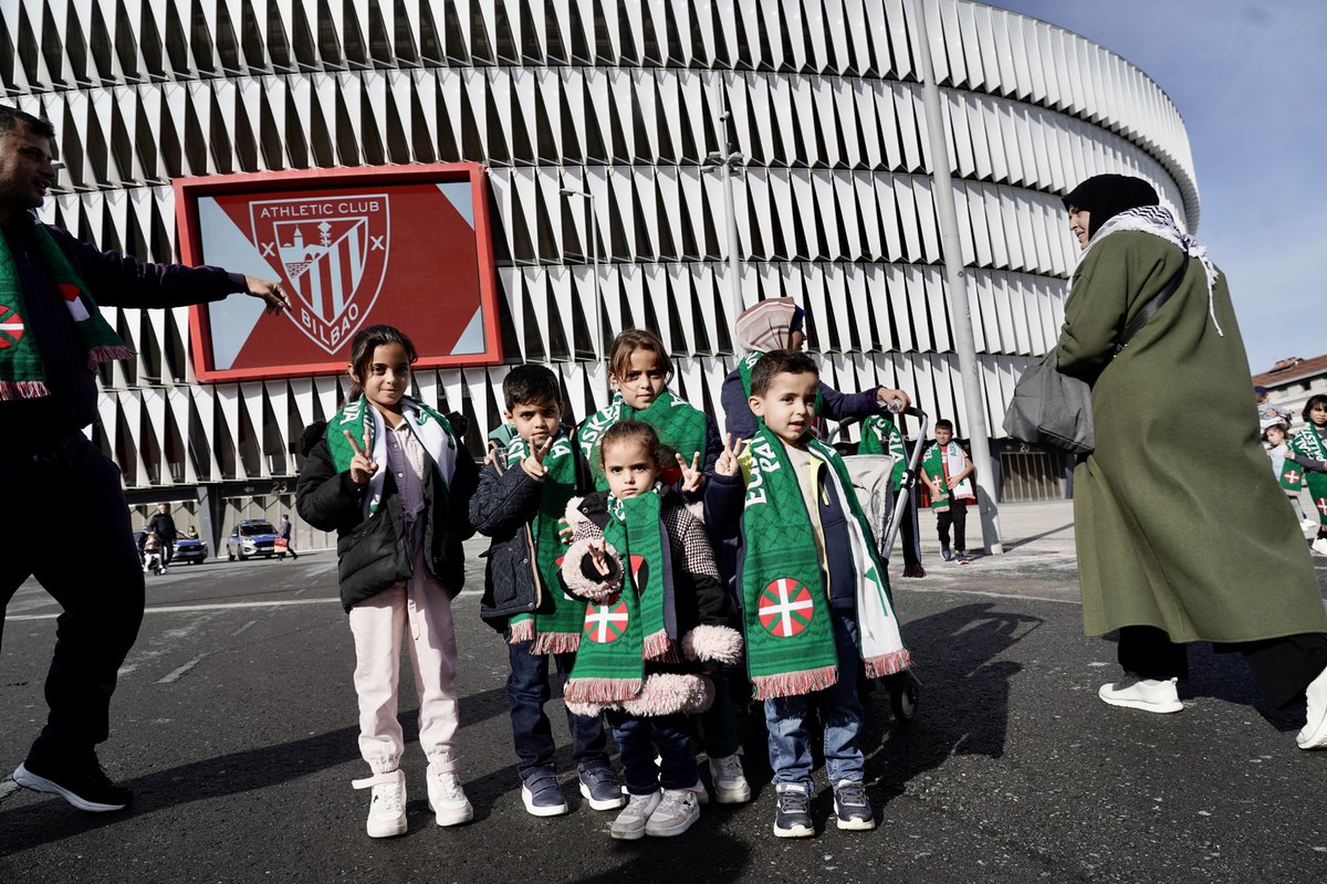 𝗣𝗔𝗟𝗘𝗦𝗧𝗜𝗡𝗔𝗥𝗘𝗞𝗜𝗡 𝗕𝗔𝗧 🇵🇸 𝗞𝗢𝗡𝗣𝗥𝗢𝗠𝗜𝗦𝗢 𝗕𝗔𝗧
𝗣𝗔𝗟𝗘𝗦𝗧𝗜𝗡𝗔𝗥 𝗞𝗢𝗠𝗨𝗡𝗜𝗧𝗔𝗧𝗘𝗔 𝗣𝗔𝗥𝗧𝗜𝗗𝗔𝗥𝗜 𝗕𝗘𝗚𝗜𝗥𝗔
Ia 200 palestinar daude Euskal Herrian, gaurkoan selekzioen arteko partidaren garrantzia azpimarratu dute eta Elkartasun Martxara deitu.