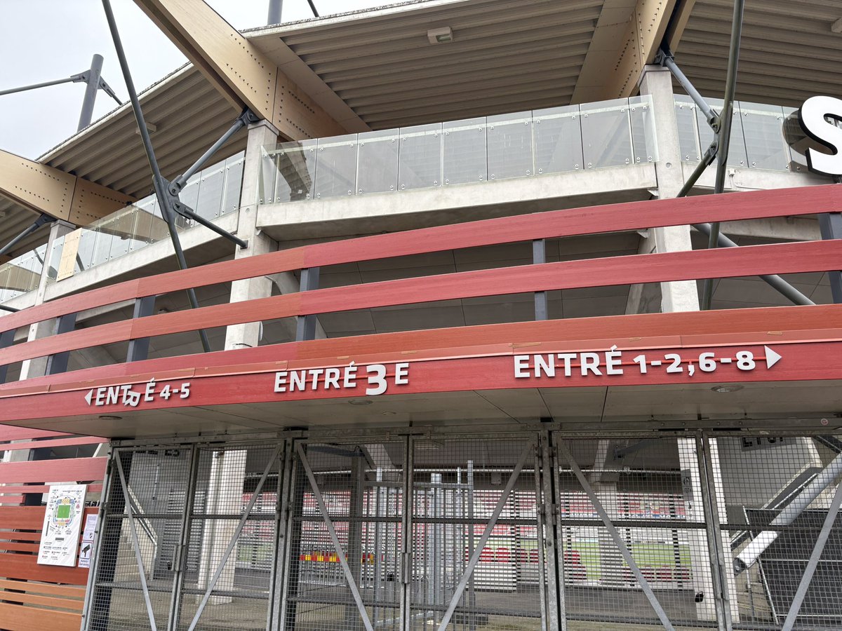 Har du biljett nedre går du in här vid bortastå.
Har du övre sittplats går du in här
Entré 3e.

Arrangören meddelar  att inga klistermärken får tas in.