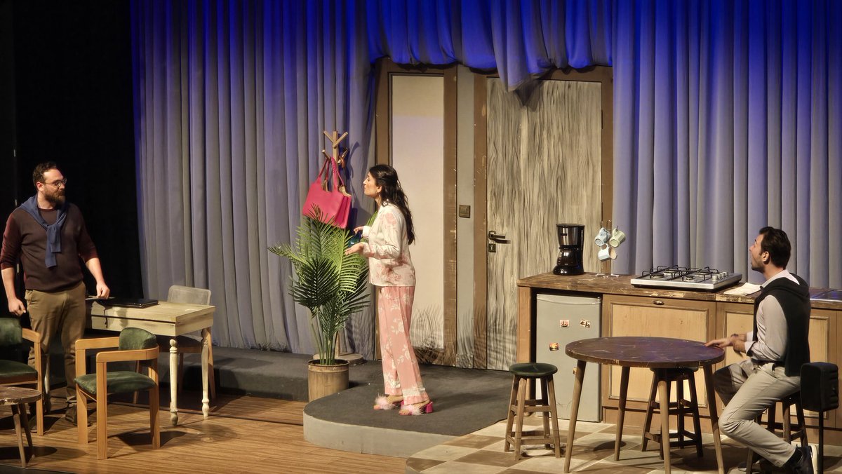 🎭 “Aşk Listesi” Tekirdağ’da Sahnelendi
Yahya Kemal Beyatlı Kültür Merkezi’nde Adana Devlet Tiyatrosu tarafından sahnelenen “Aşk Listesi” adlı romantik komedi oyunu, Tekirdağlı sanatseverlerle buluştu.
<a href="/AdanaDevTiyatro/">Adanadevlettiyatrosu</a>