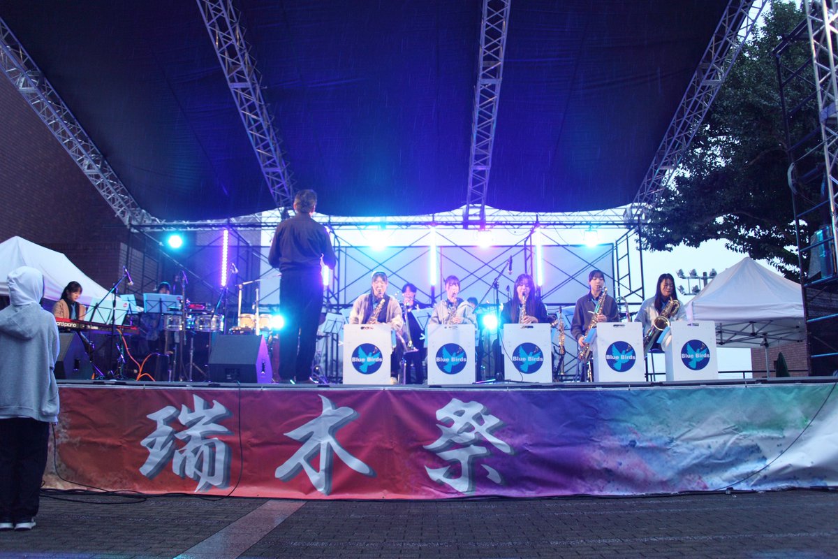 KaiseiJuniorEns's tweet image. 今日は産業能率大学さんの瑞木祭に出演してきました！
あいにくの天気ではありましたが、とても親切な実行委員会の方々の協力もあり、雨も吹き飛ばすような楽しい演奏ができました！