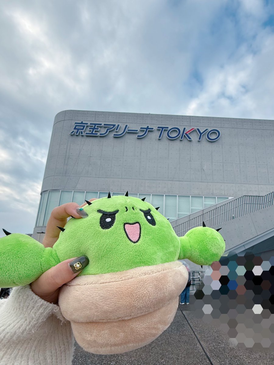 1ta_choco's tweet photo. 2日間、どっちも4階からだったけど、めちゃくちゃ楽しかった！！
1日目なんて櫓がめちゃ近くてビビった😵‍💫
あとやっぱ、セットと音楽(BGM)が最高…世界観に合ってる激オシャレな空間やった🙂‍↕️
追加公演？も楽しみ！
(素人ですがネイル🌵仕様にしたので、目を細めて見てほしい…)
 #GENKAIREVOLVER https://t.co/V37S0RPmGM
