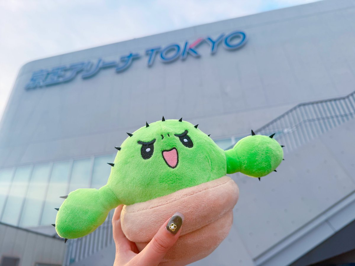 1ta_choco's tweet photo. 2日間、どっちも4階からだったけど、めちゃくちゃ楽しかった！！
1日目なんて櫓がめちゃ近くてビビった😵‍💫
あとやっぱ、セットと音楽(BGM)が最高…世界観に合ってる激オシャレな空間やった🙂‍↕️
追加公演？も楽しみ！
(素人ですがネイル🌵仕様にしたので、目を細めて見てほしい…)
 #GENKAIREVOLVER https://t.co/V37S0RPmGM