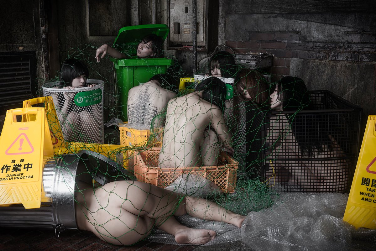 disposal

エイチ展作品よりサブカットを。

スタジオに全部持ち込んで突貫セット作製

そして展示作品では珍しく、
顔の一部有パターンに。