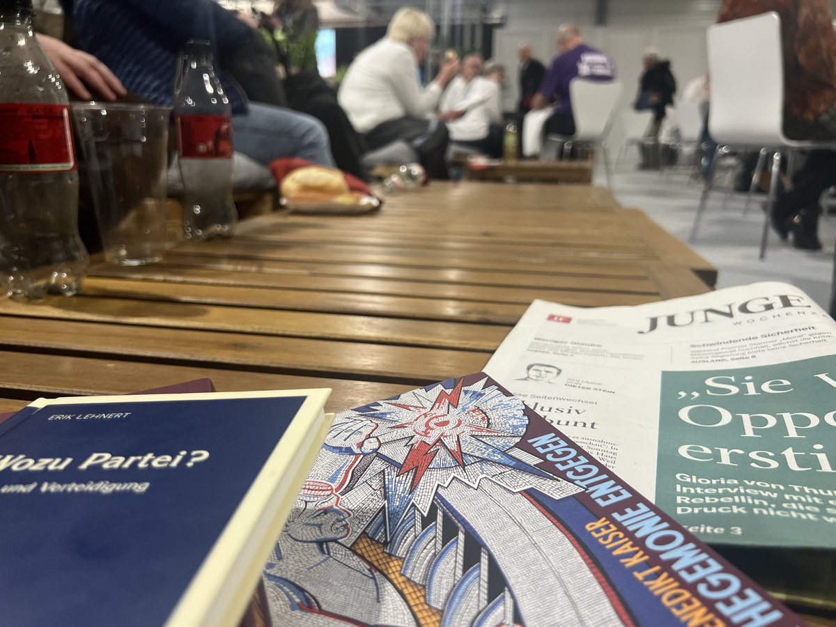 O_Sundermeyer's tweet image. Lesezeit auf der gut besuchten Buchmesse @AlleNachHalle , die für viele hier einem Erweckungsmoment der wachsenden, rechtsalternativen Gegenkultur gleichkommt, wo in jeder Ecke das freie Wort betont wird, wo aber Journalisten offiziell unerwünscht sind.