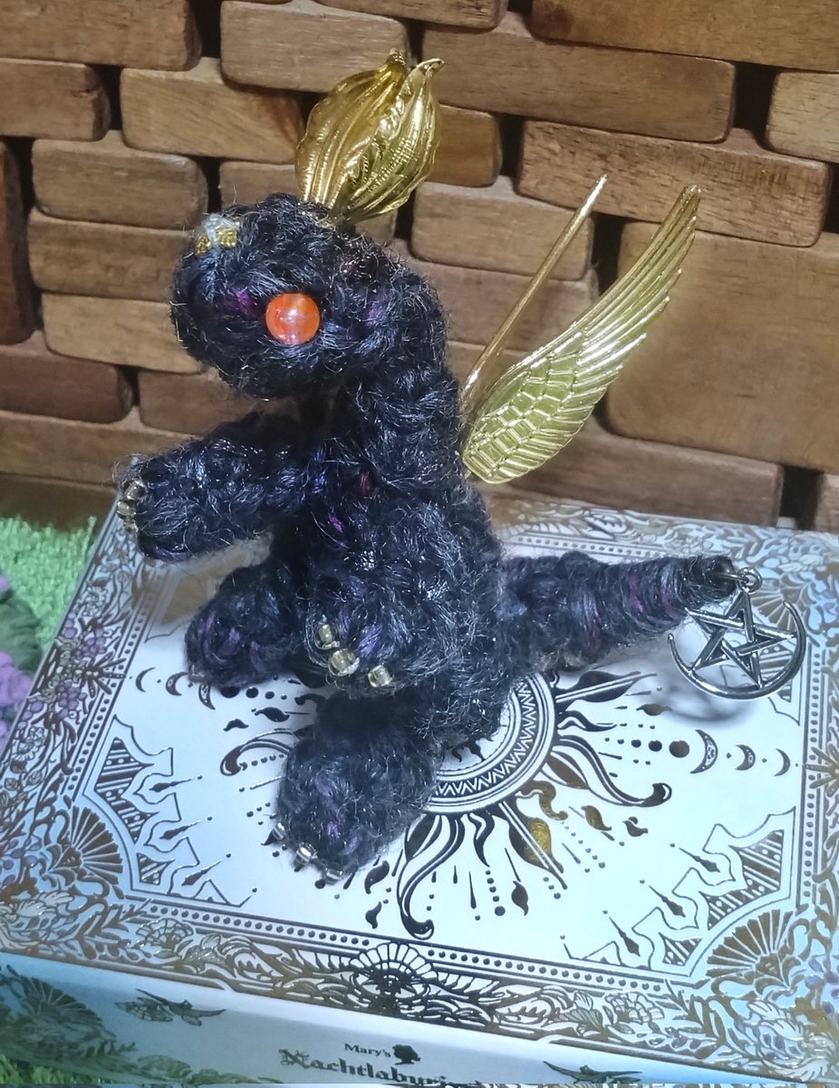 Tinkle_tunc's tweet image. 【星粒竜ティルキロス(Tellkiroz)】
夜空に浮かぶ星粒のように小さな竜種。飛行時は小さな身体で俊敏に飛び、捕食者から身を守る。なかなか捕まらないからか、性格はおっとりした個体が多い。
鉱石の欠片を主食とし、ダマカナンの実がなる秋にはオヤツとしてたしなむ。
#デザフェス62  K-266  (両日)